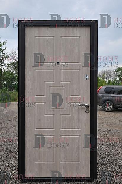 Белая дверь