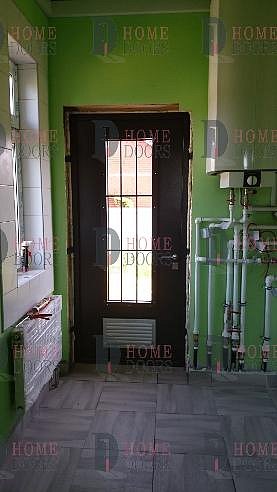 Коричневая дверь в котельную