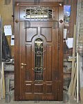 Парадная дверь со стеклом и ковкой HomeDoors